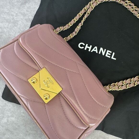 CHANEL Pagoda Quilted Mauve Gold Shoulder Bag - Picture 16 of 16